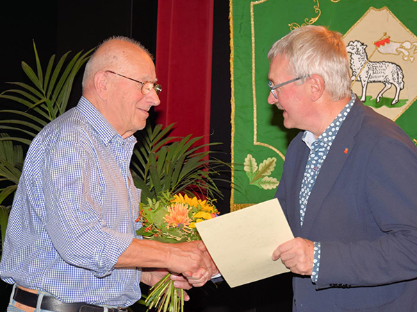 Innungsobermeister Ulrich Lange (r) gratuliert Wilfried Schuster und dankt ihm für sein langjähriges ehrenamtliches Engagement für das Tischlerhandwerk